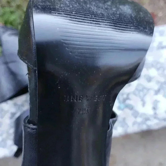 Nine West black leather 4” heels with dramatic side buckle size 6M - Picture 7 of 7